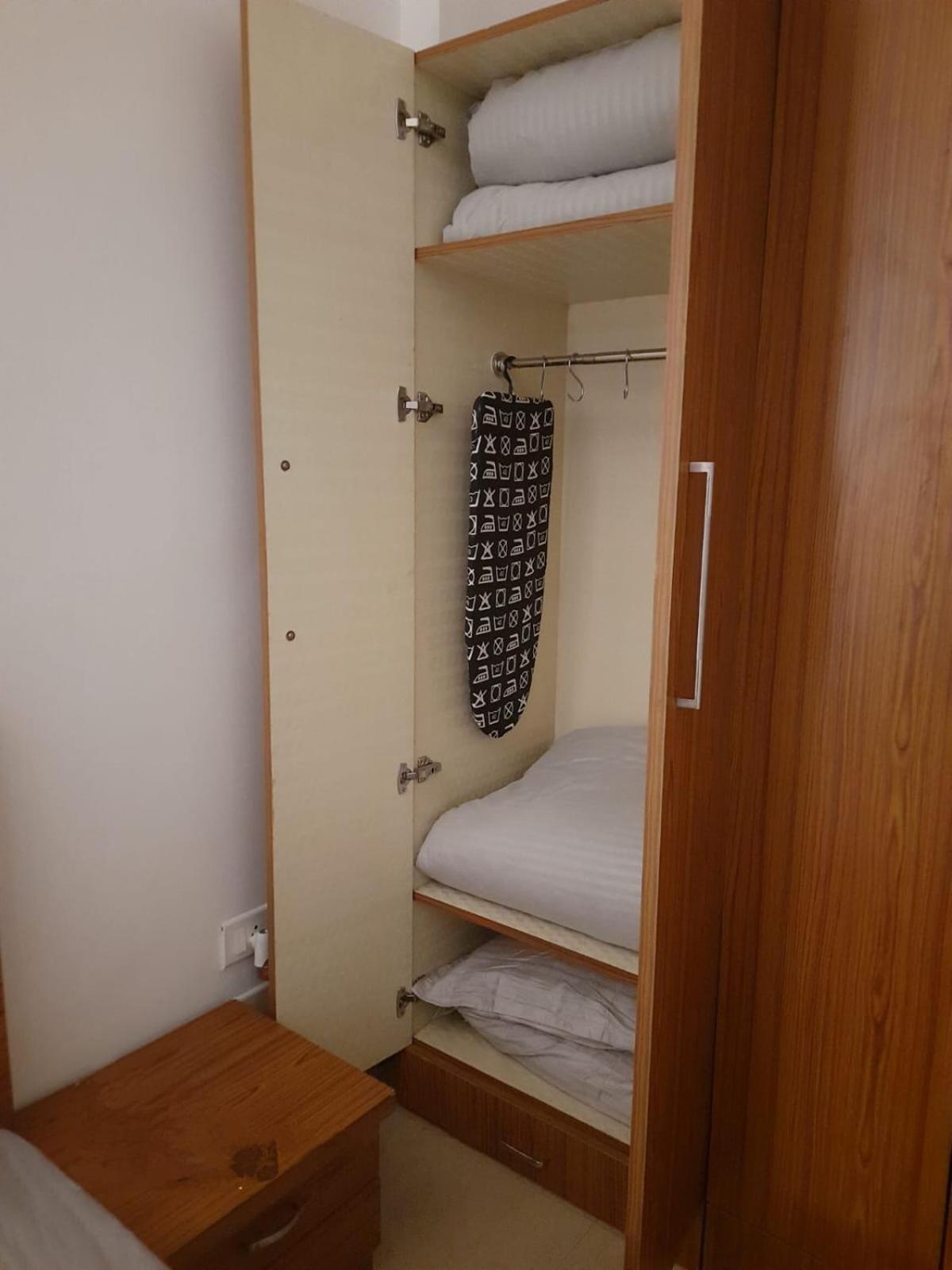 Teerath India - Spacious 1bhk Near Prem Mandir Apartment *